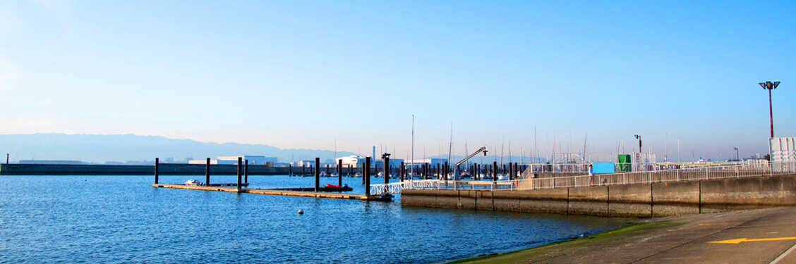 大阪北港マリーナにある大阪北港セーリングゾーンを漁協、港湾局、海上保安監部、地方公共団体、 周辺事業者とともに運営しています