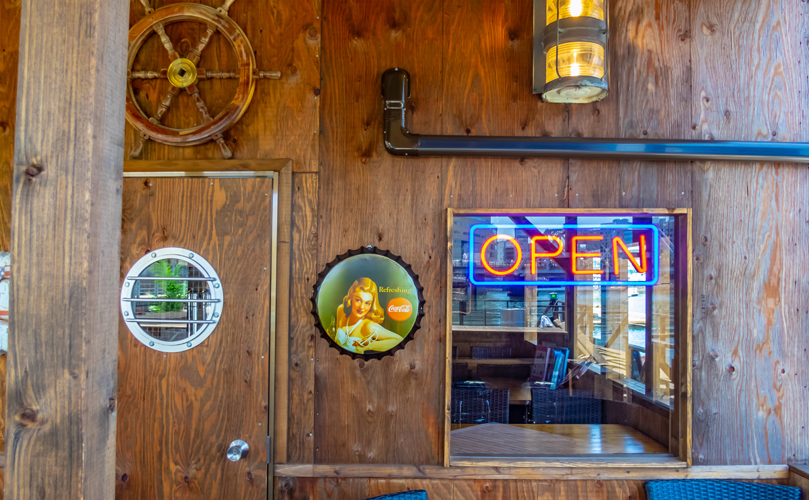スープカレーとベーグルフレンチトーストが自慢の海に浮かぶカフェ・バー・レストラン「ヘミングウェイ横浜」